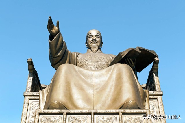 我们两个近邻――一个打仗爱偷袭别人，一个爱偷盗别人文化!