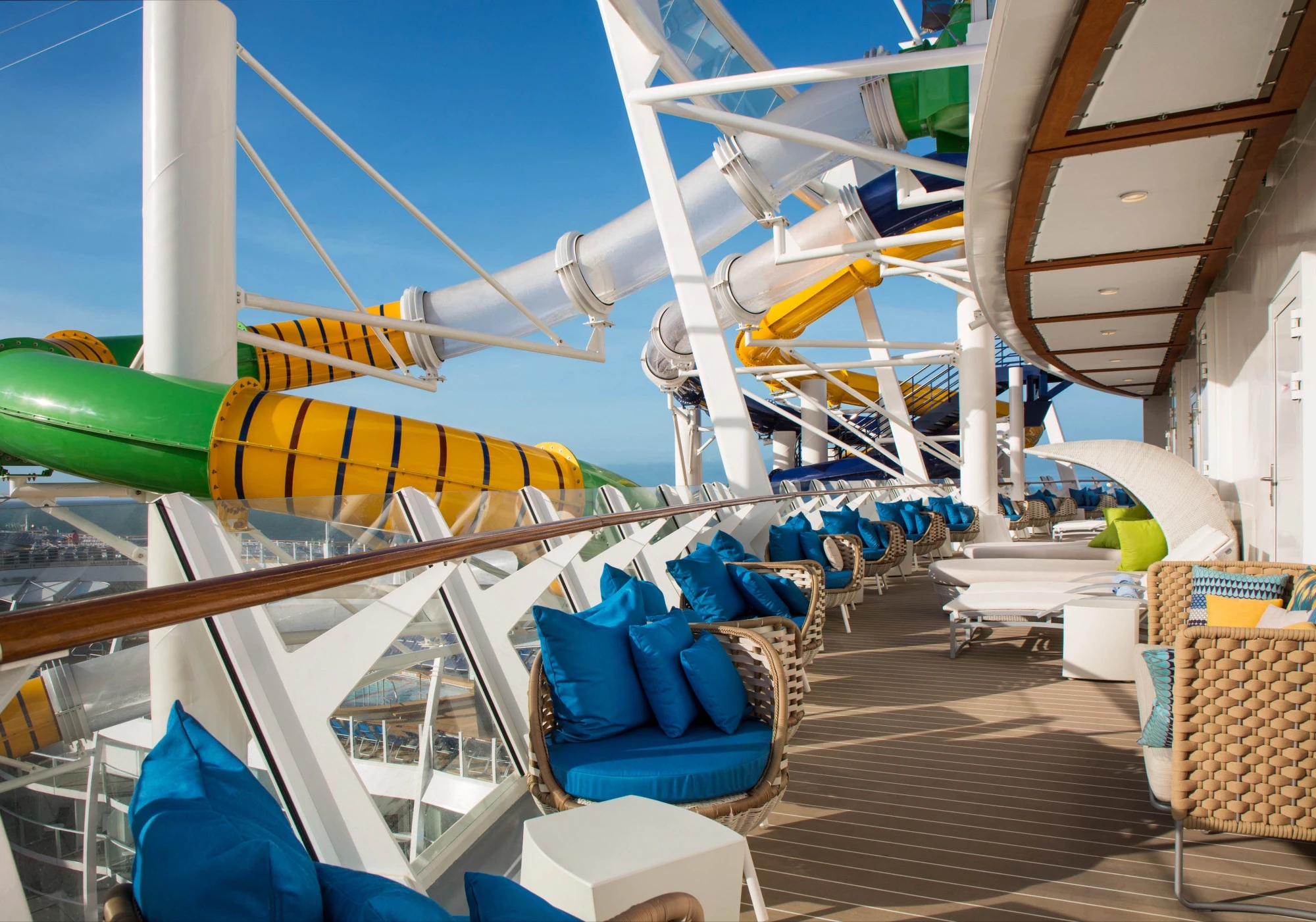 造价超13.5亿美元，可容纳8800人的油轮，如同一座移动的海上城市