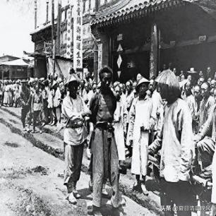 珍贵照片，日军*杀屠**老百姓强奸妇女，用刀剖开肚子，看看多残忍