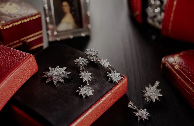 王冠要怎么戴才不会压塌头发,王冠头饰戴法