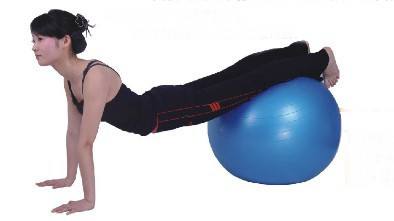如何用瑜伽球减肥肚子,瑜伽练球减肚子的简单动作