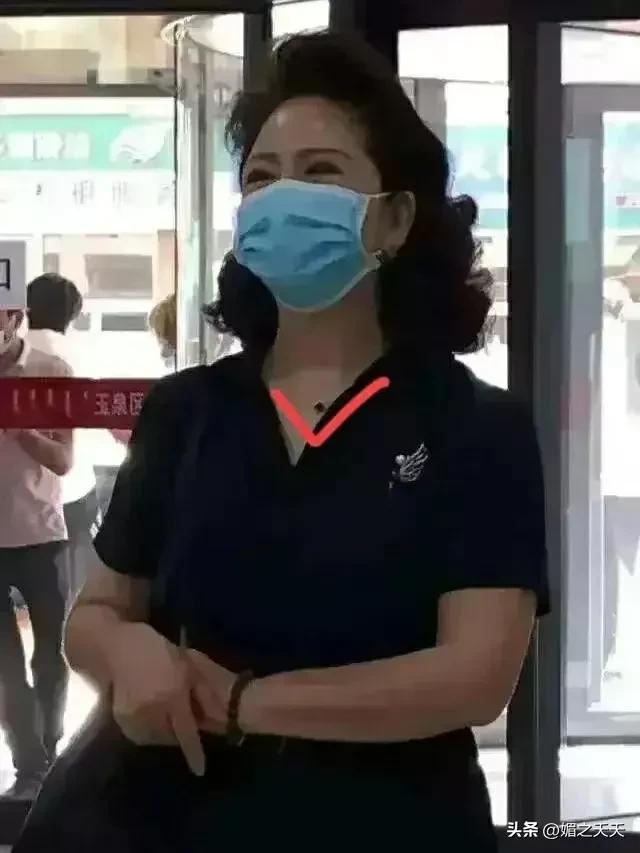 李少莉事件又有新情况?脖子上戴的项链被曝光,疑似跟耳钉同款