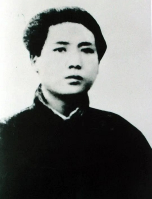 见*先念李**抽雪茄，毛主席看了半天：你有这么好的烟，怎么不告诉我