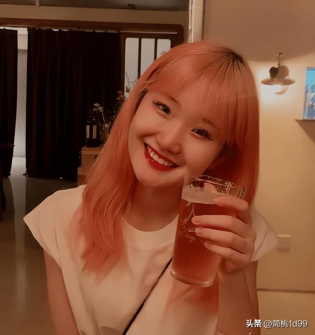 “陪酒女郎也能当硕士？”评论区不堪入目：高高在上的样子真丑！