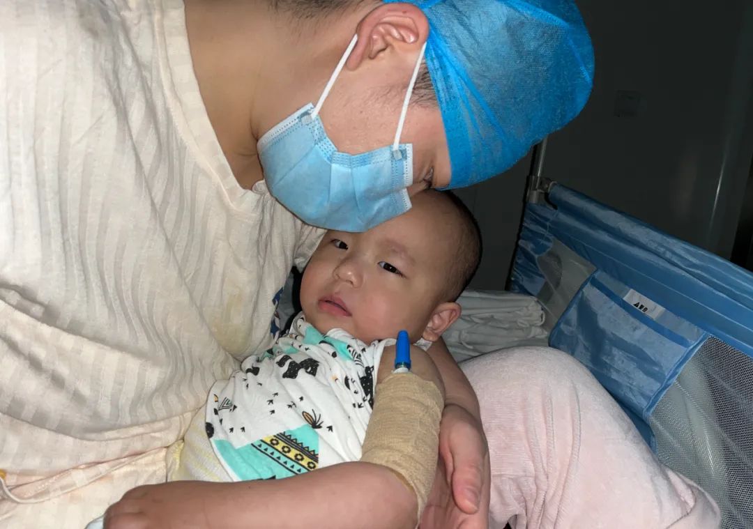 小孩身上长了一个大脓包是什么,男童白色小脓包