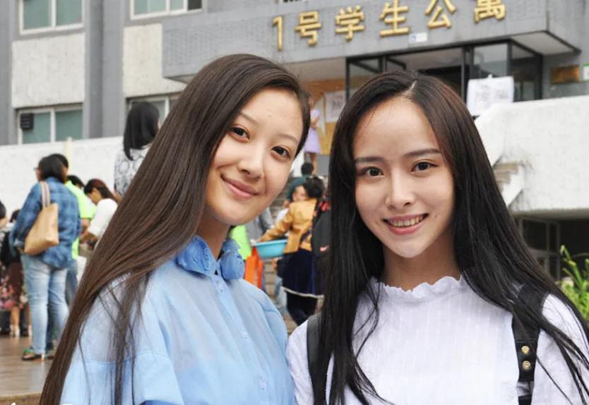 大学生上台自我介绍简单大方,大一新生简短幽默风趣的自我介绍