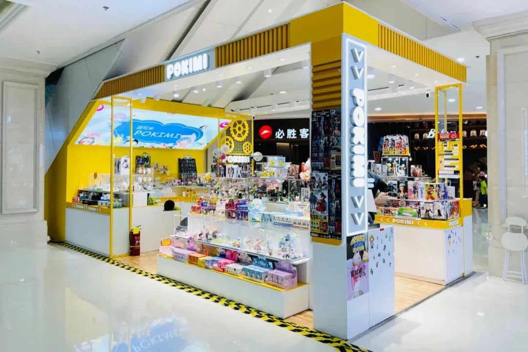 购物中心电梯两边手扶梯陈列 (购物中心顶楼业态规划)