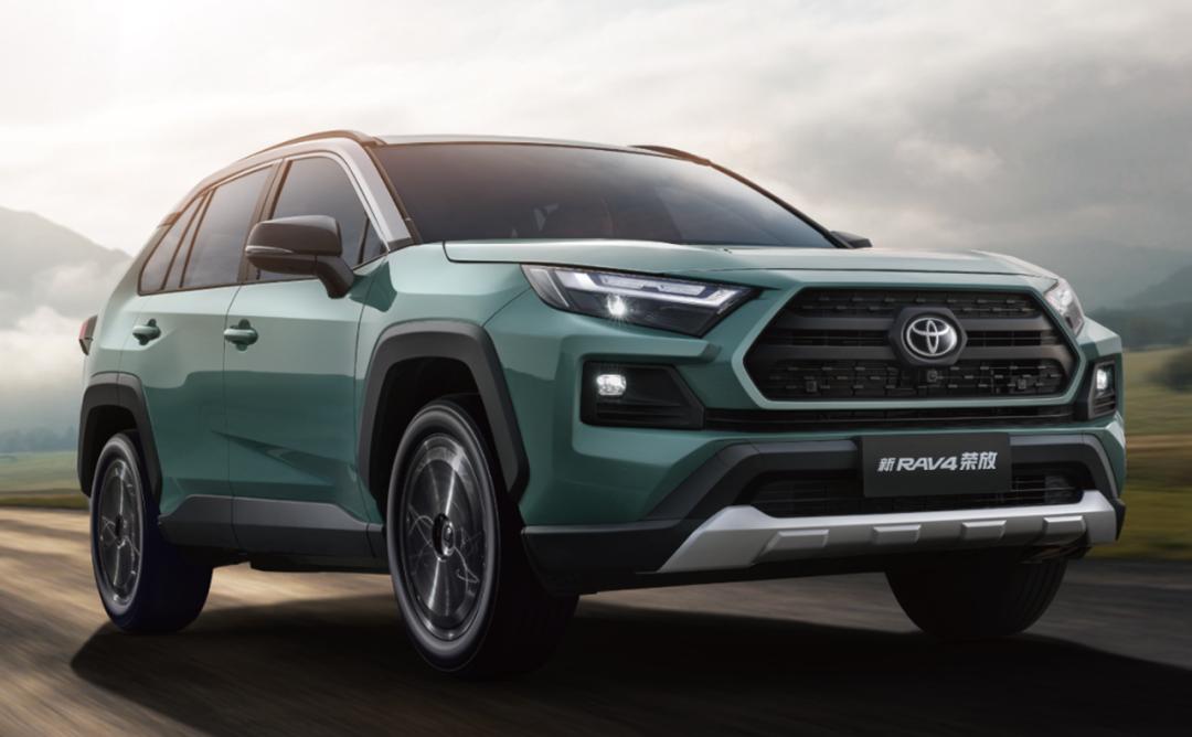 奇骏超混电驱版和荣放对比,2020款荣放2.0四驱版对比奇骏