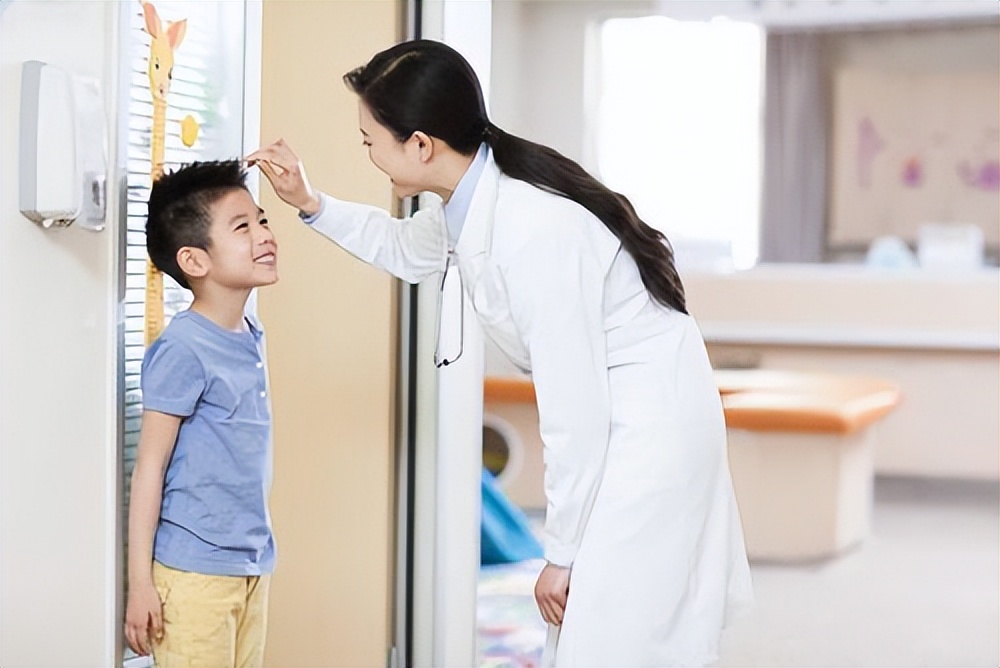 若想儿子成年后身高达到一米八以上,进入青春期前,三件事要少做