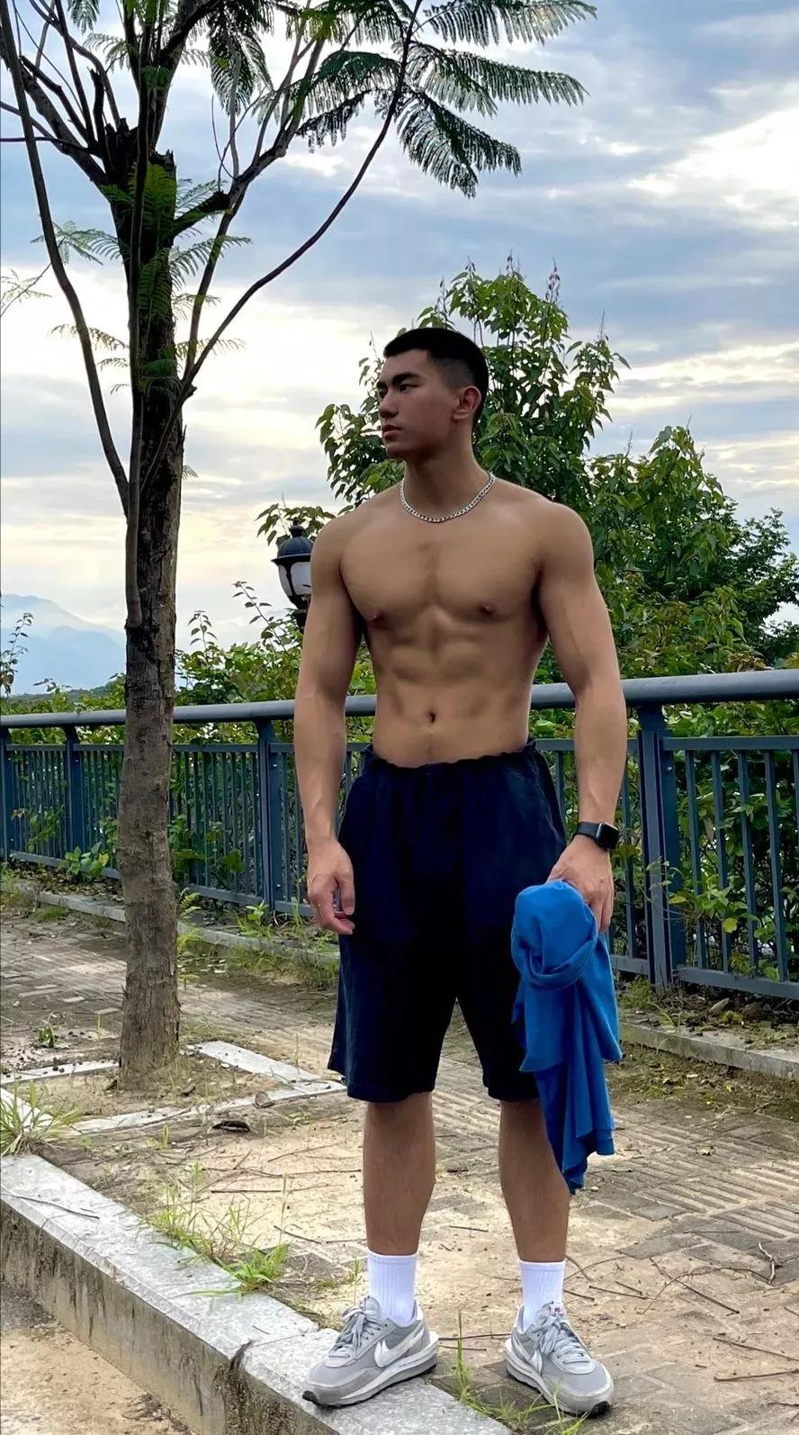 黝黑爷们帅哥寸头,黝黑皮肤的帅哥