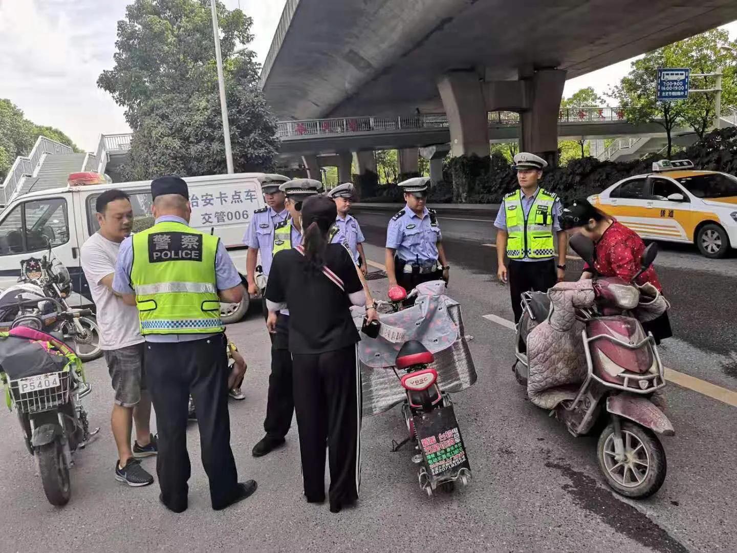 电动三轮车被交警扣了怎么办处理,三轮车暂扣怎么处罚