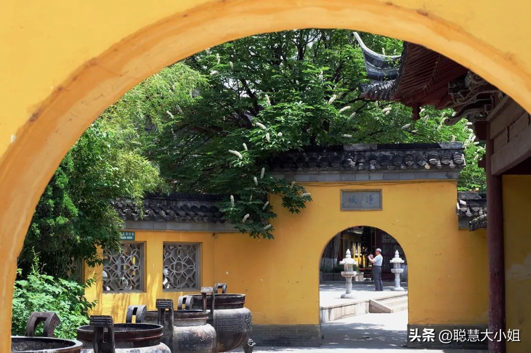 江苏镇江，比扬州安逸。这座有钱低调的小城，倦了就去小住几日