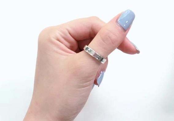 大拇指戴戒指是什么寓意,戒指戴在大拇指是什么意思