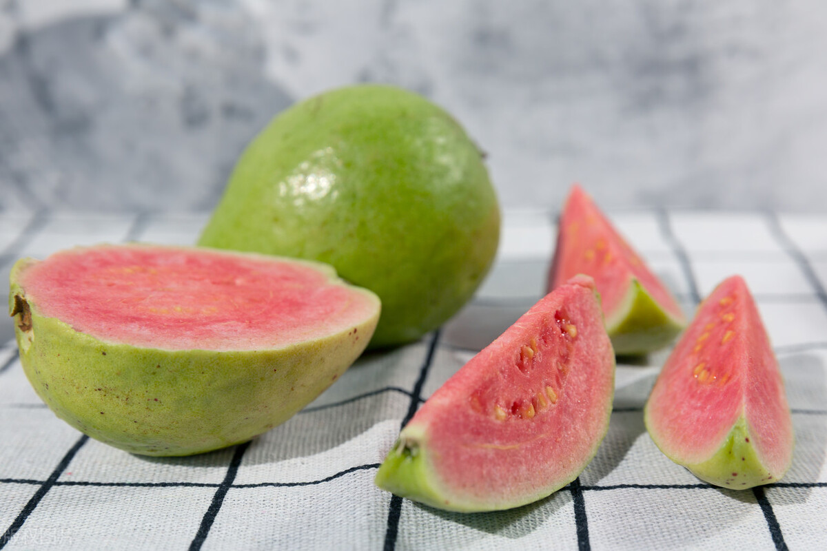 红宝石西瓜芭乐番石榴,红心芭乐跟红宝石番石榴哪个好吃