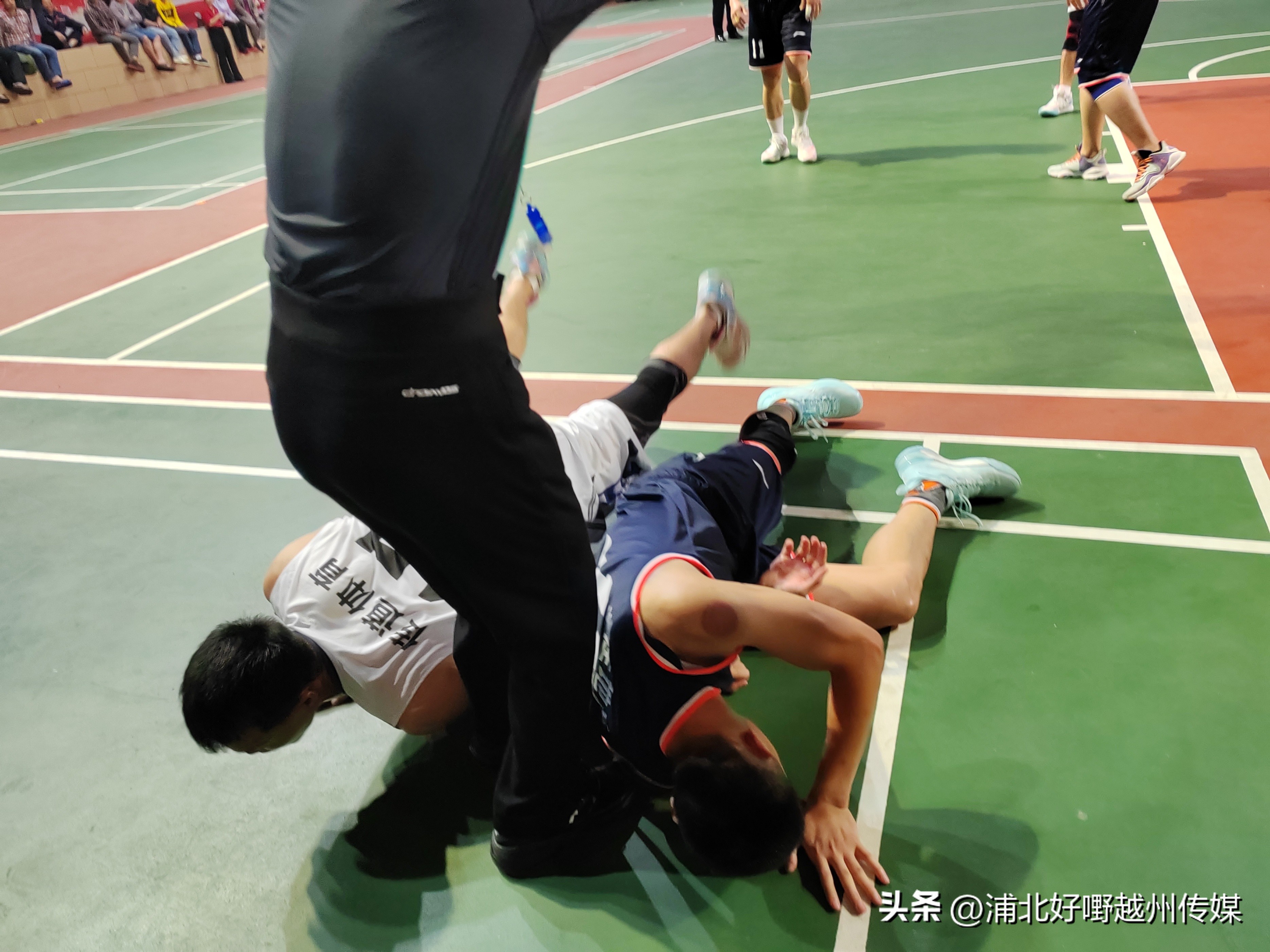 浦北篮球大赛文武激烈对决，第四中学VS县公安局，四中虽败犹荣