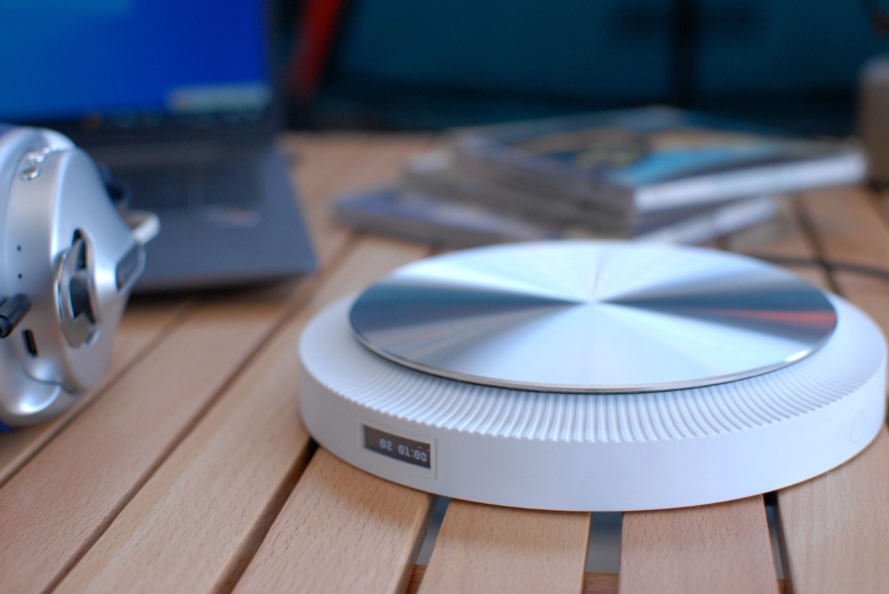 带着露营车出去露营,带着音响去露营