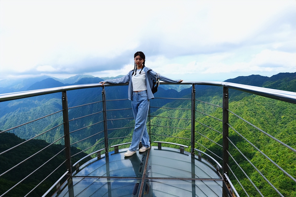 羊狮慕与张家界哪个好,江西明月山和羊狮慕哪个更值得去