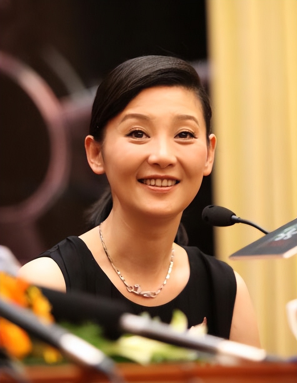 娱乐圈又爆一大瓜，徐帆收养的女儿，竟是冯小刚的“私生女”