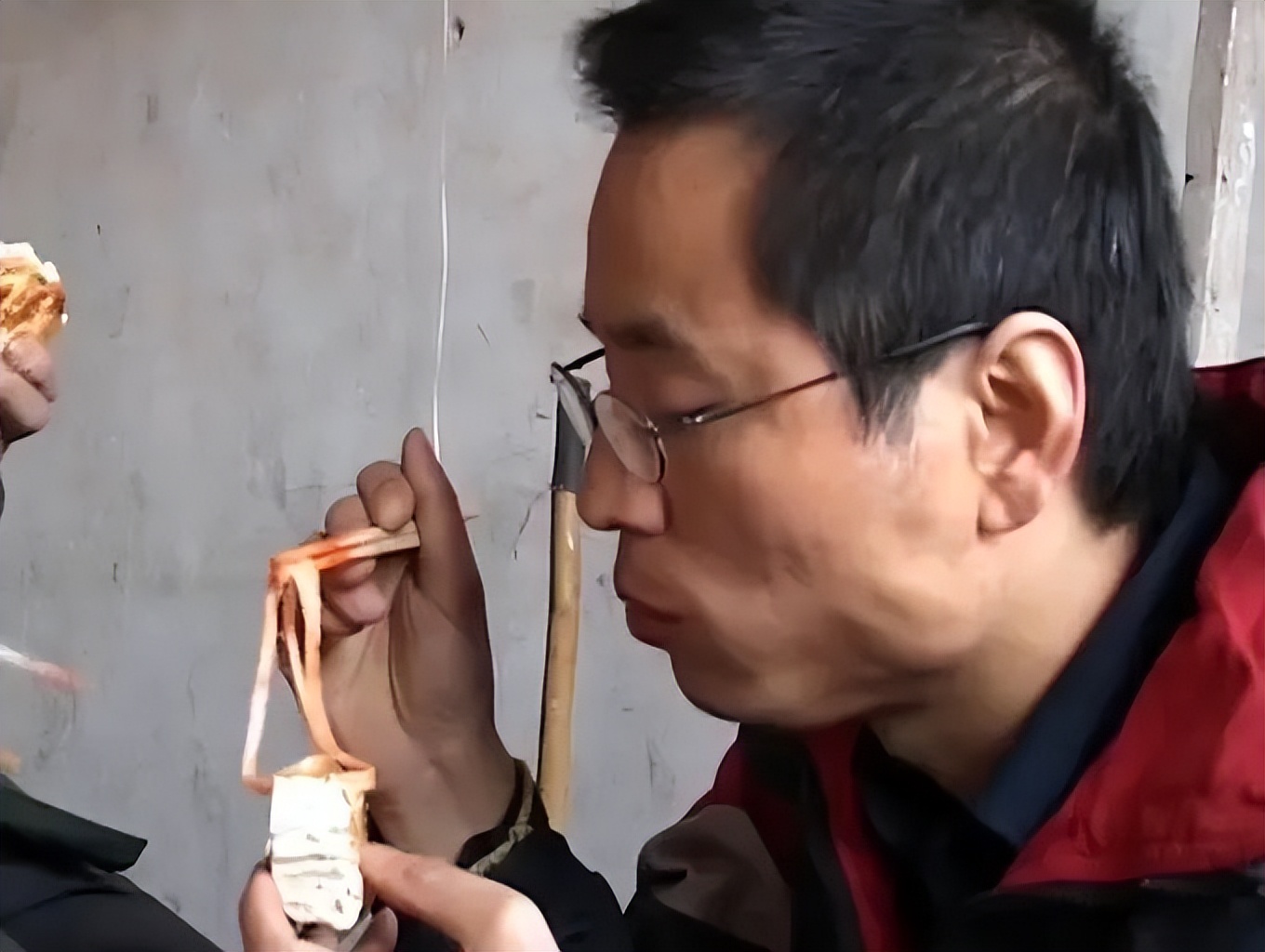 年轻时打工赚钱供孩子上大学,把儿子供上大学