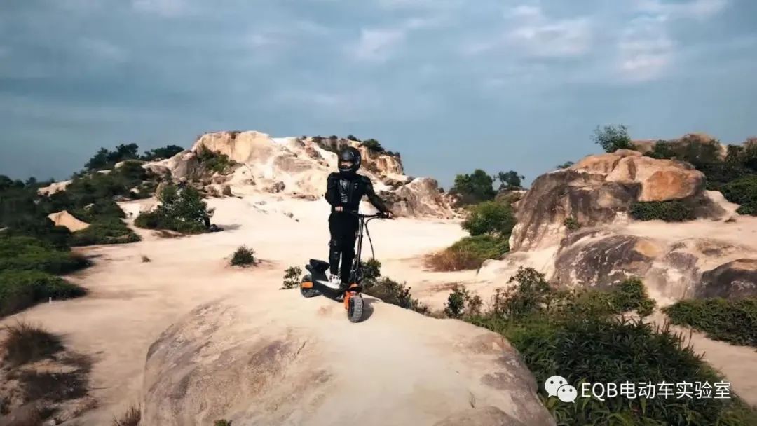 双电机，极速可达50km/h，这辆小“野兽”有点野