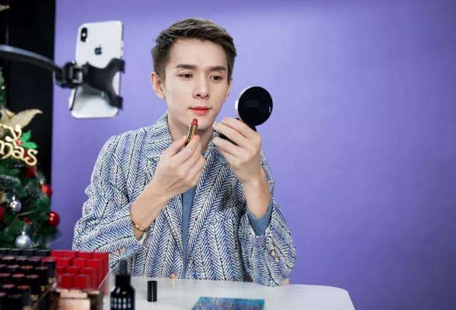 “带货一哥”李佳琦，从月薪三千到年入千万，背后的艰辛谁人知？