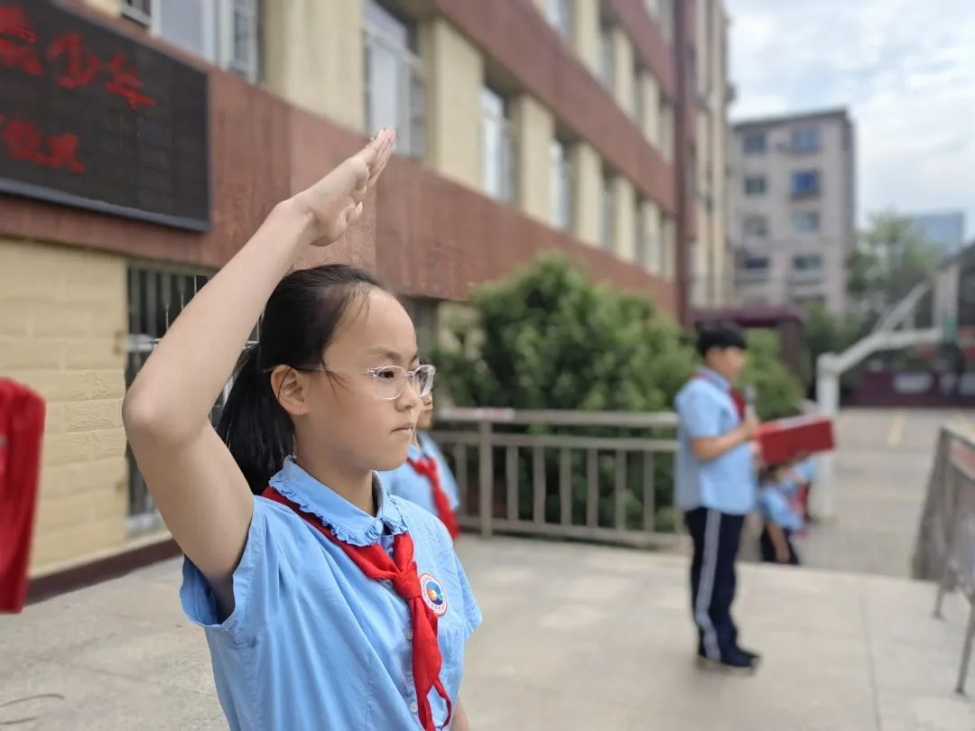 升旗仪式做文明有礼的儒雅少年,小学生文明有礼主题升旗仪式