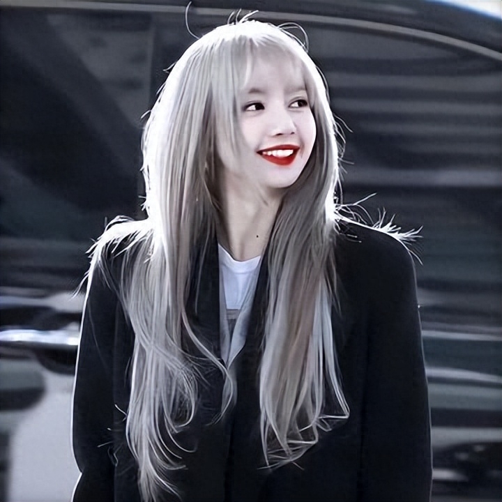 Lisa夜总会演脱衣舞，和世界首富之子恋爱，为嫁豪门放飞自我