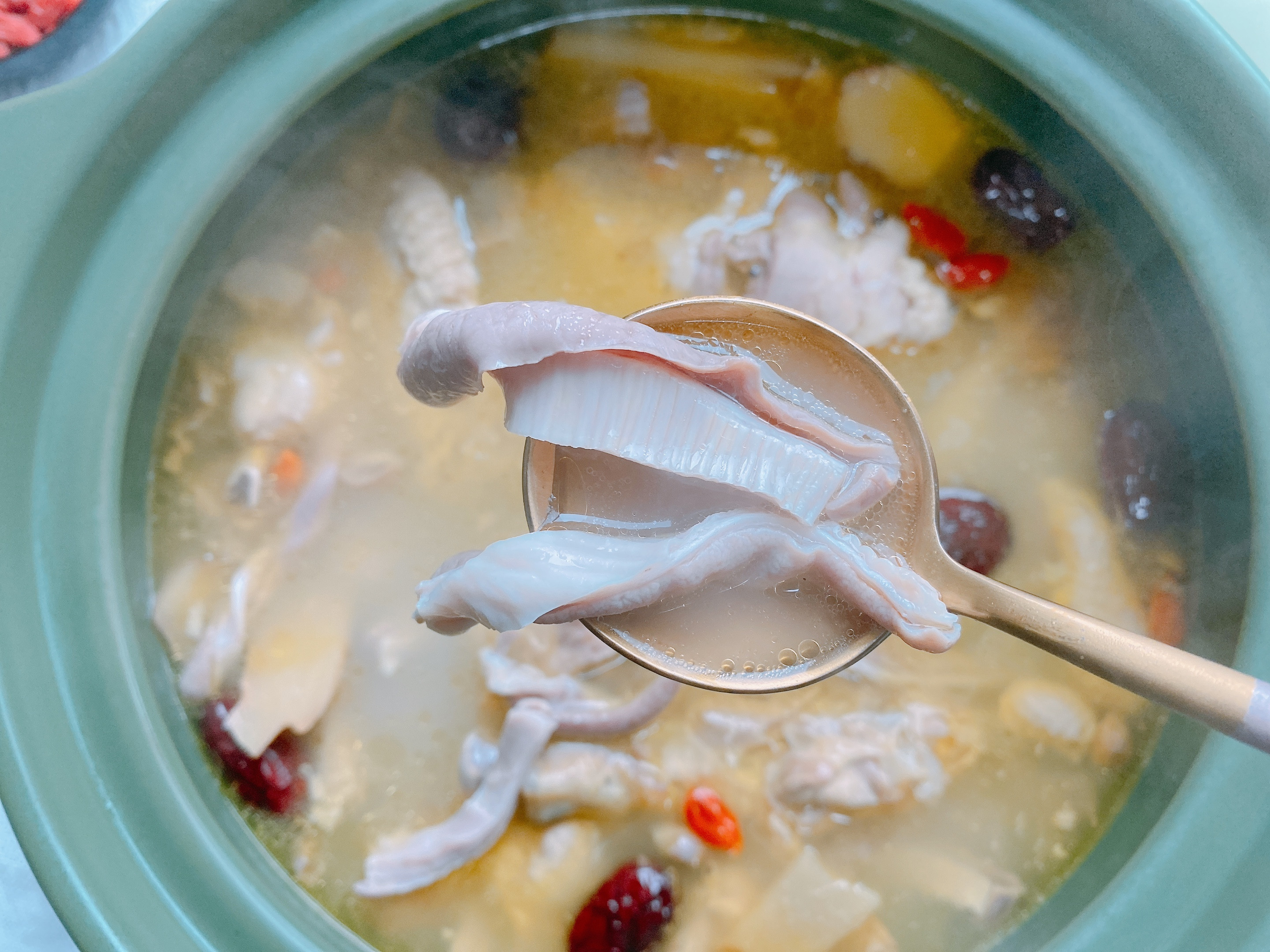 冬天猪肚鸡汤炖什么最补,暖胃驱寒的胡椒猪肚鸡汤