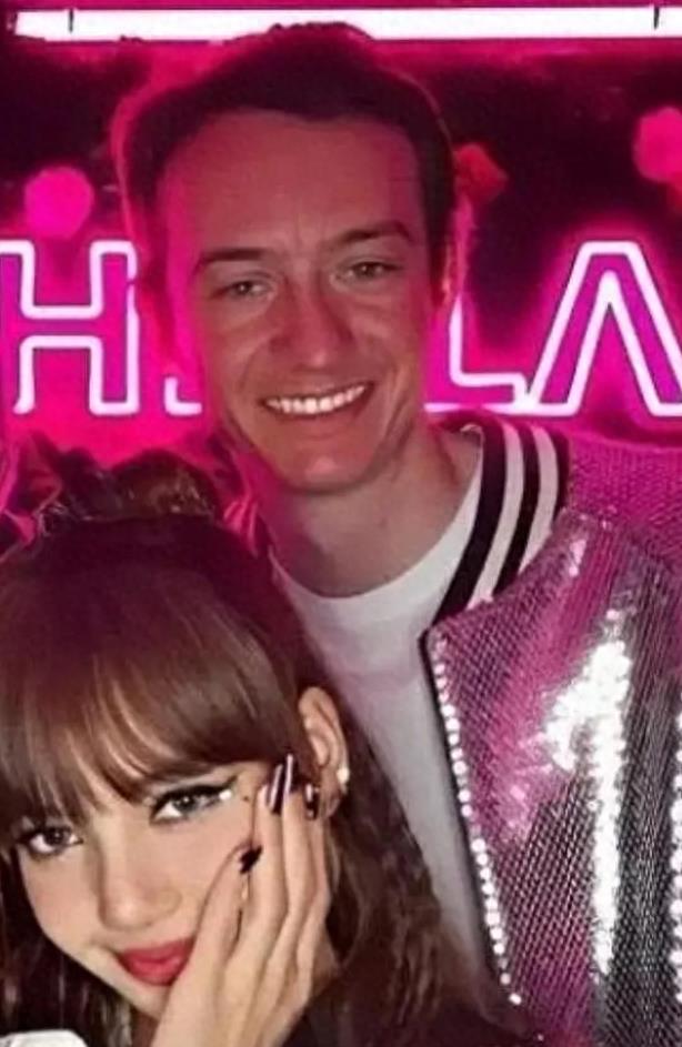 lisa和智秀秒变脸,lisa炫技