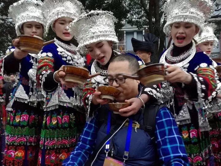 贵州西江千户苗寨最新视频,西江千户苗寨的大妈