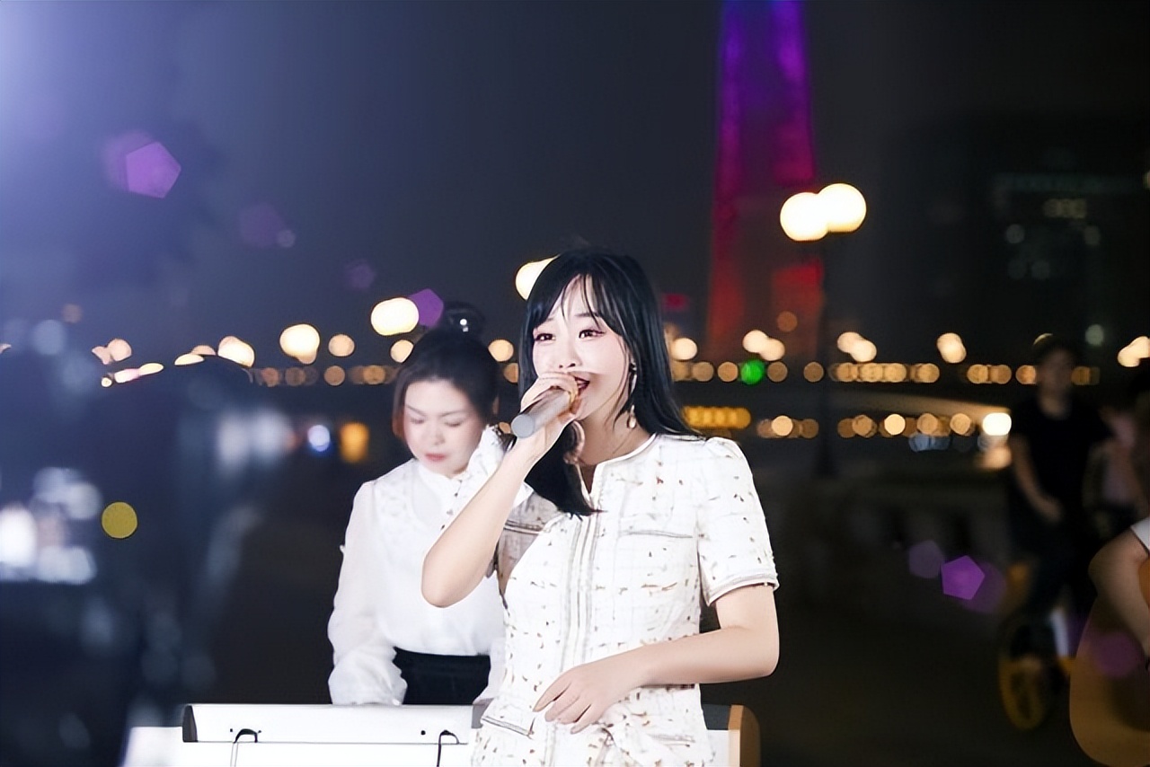 抖音90后网红富婆、日常养豹、出行包专机、到底是一种什么体验？