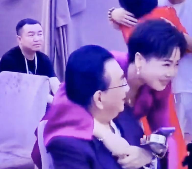 侯耀华和女粉丝握手,侯耀华师徒事件