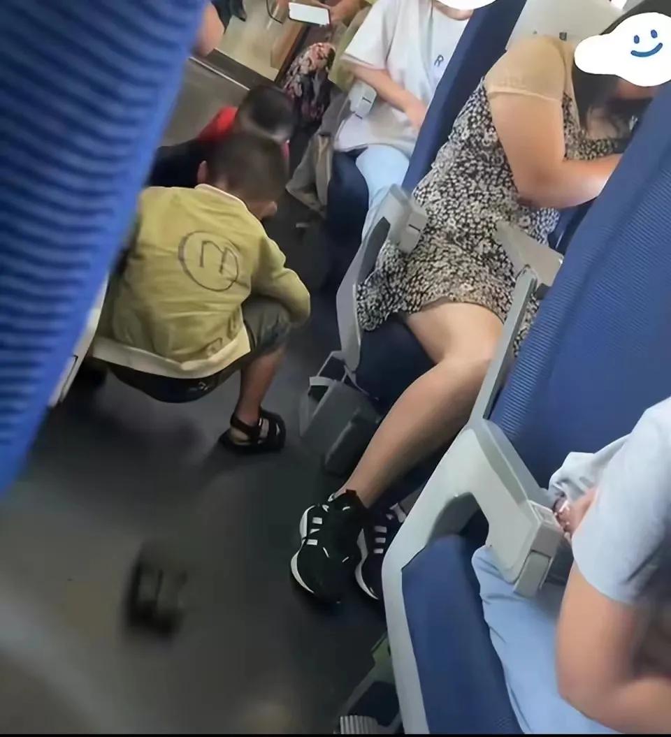 女孩一声“怒吼”换来整个车厢的安静，联想到航班上的一封道歉信