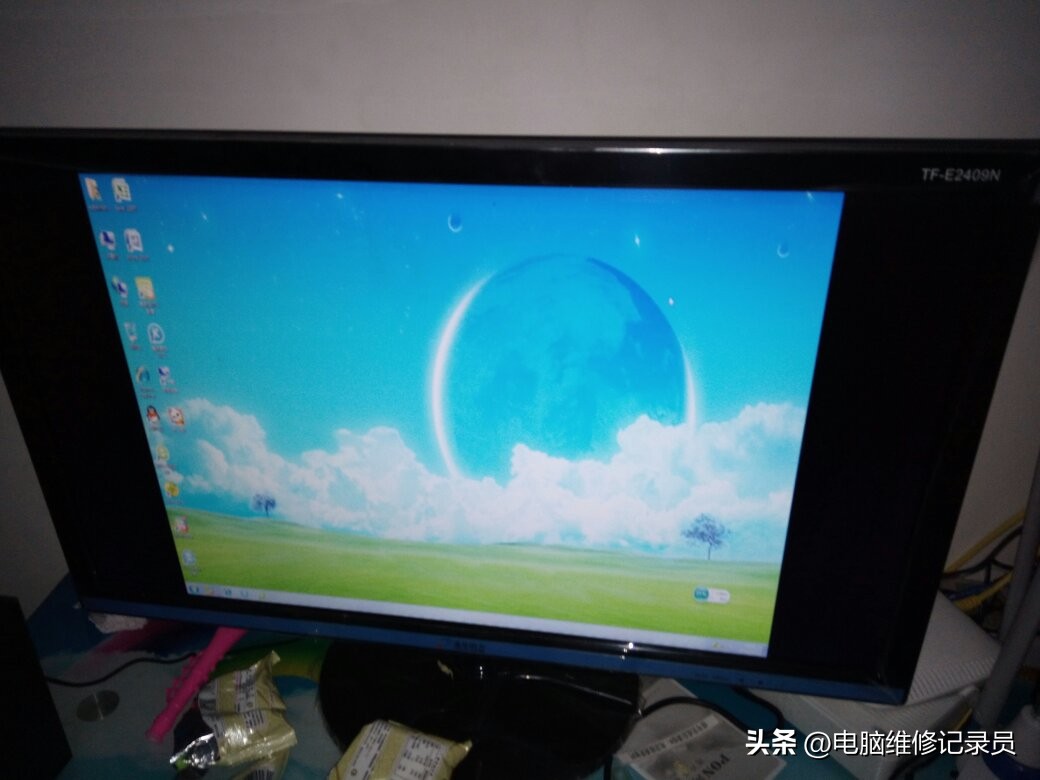 显示器怎么操作都不好使,显示器有很薄黑边无法全屏