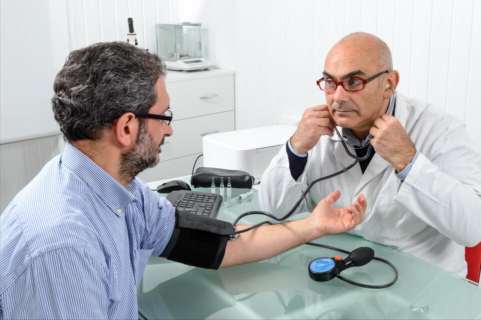 查出有尿蛋白就要住院吗,血压高引起的尿蛋白能治愈么