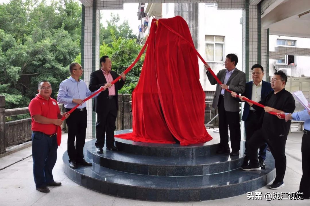 广东罗定：罗定中学“鱼跃龙门”“师恩如山“雕塑揭幕仪式