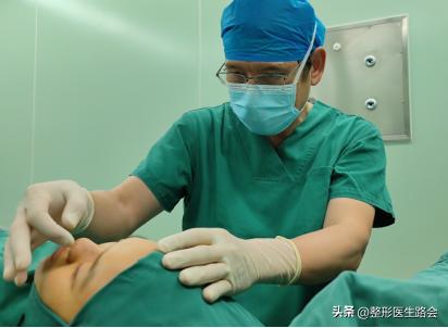 隆鼻后如何度过第一个月,隆鼻恢复期如何调整心态