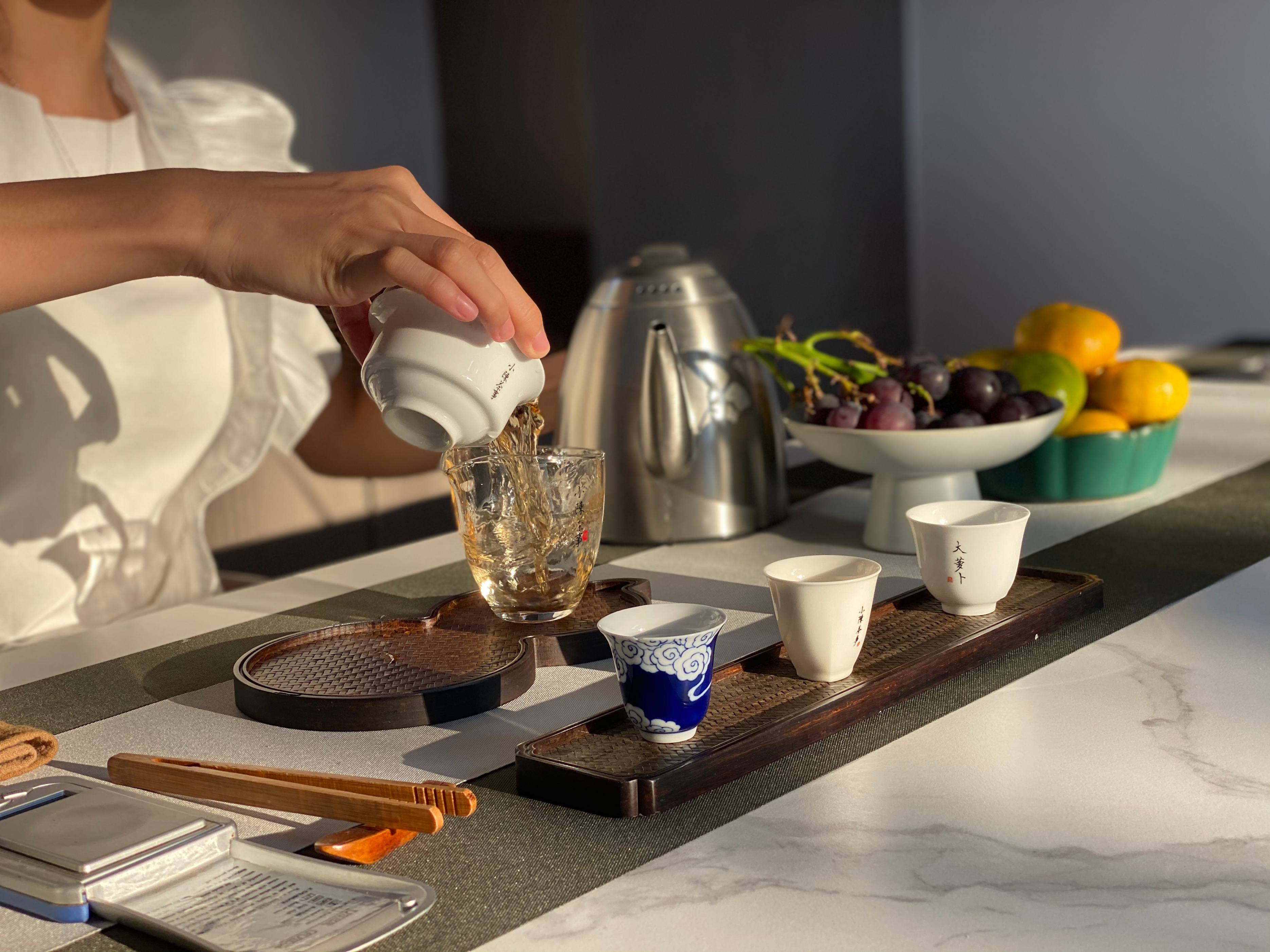 喝茶手指敲桌礼仪瞎讲究,茶桌礼仪之三种叩手礼仪是什么