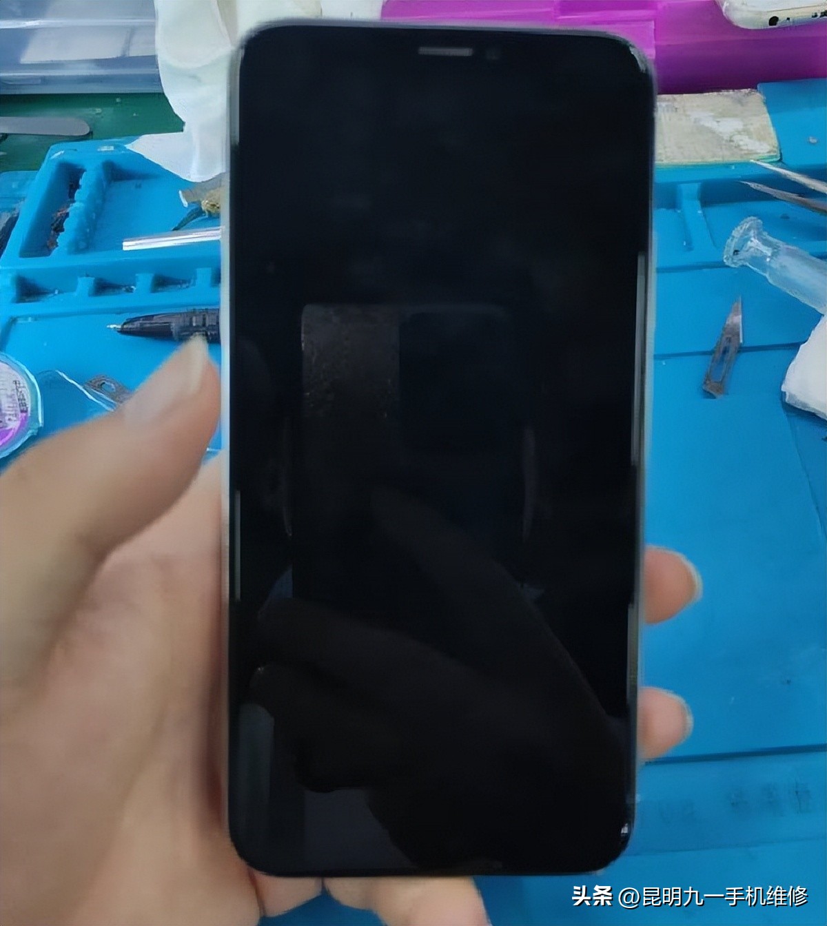 苹果手机进水充不进电怎么办,手机进水已经干了充不上电怎么办