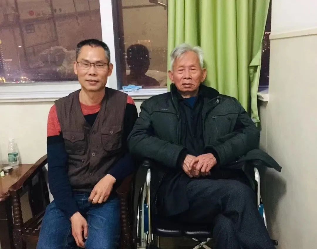 外卖小哥暴雨中拯救电动车,外卖小哥暴雨中救电动车看哭了