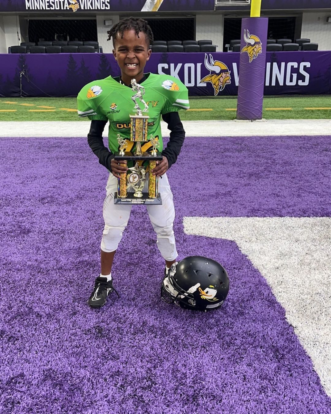 喜当爹!爱德华兹2.6亿顶薪全给29岁女友花,还抚养她和前任7岁儿子