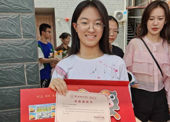 银行卡莫名多了几百元钱怎么报警,女子卡上突然多了十万元