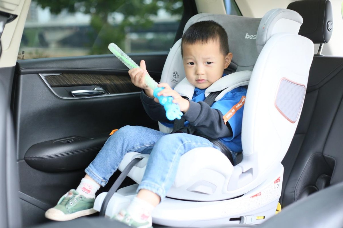 二胎两个孩子如何装安全座椅,怎样挑选儿童汽车安全座椅呢