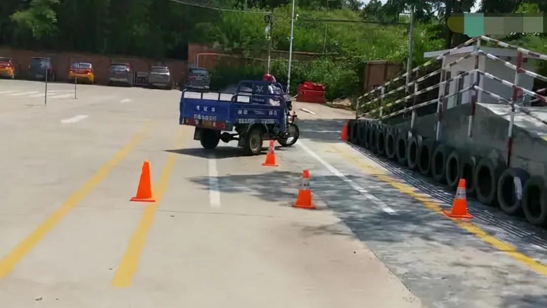 社会报考三轮车驾驶证费用是多少,三轮车驾照怎么考四轮驾照