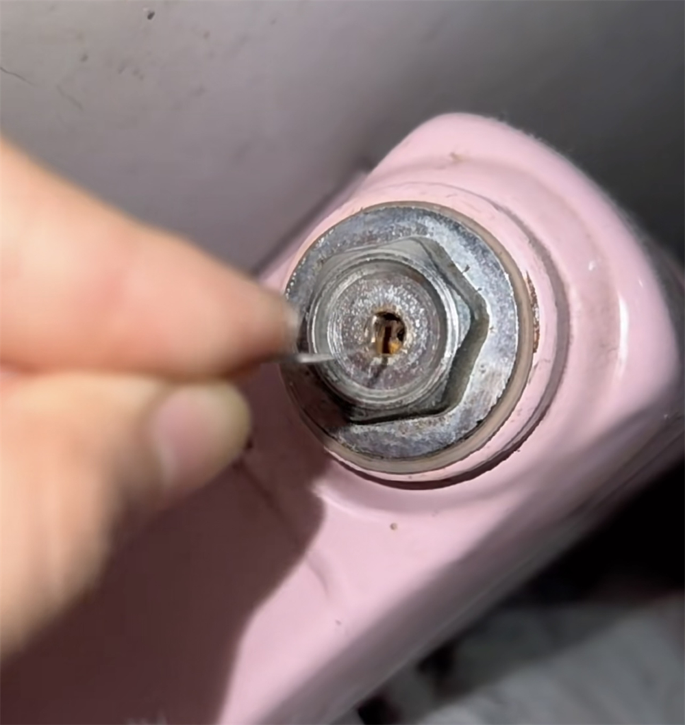 楼房暖气放水不循环怎么办,卫生间暖气不热怎么放水解决