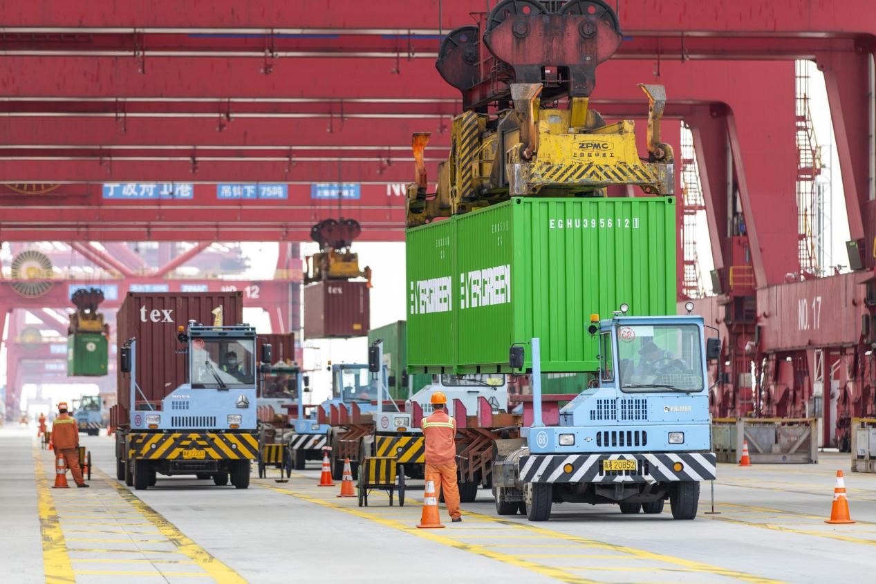 中国003航母有几个足球场大,中国制造比航母还大的海上巨无霸