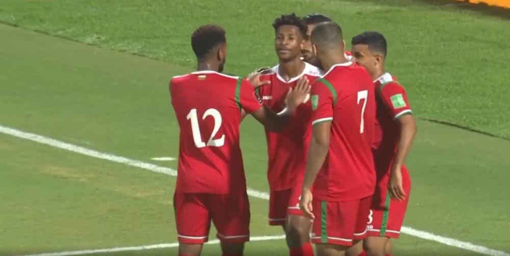 真怒了！国足官微遭球迷刷爆：踢得太恶心了，李霄鹏赶紧下课