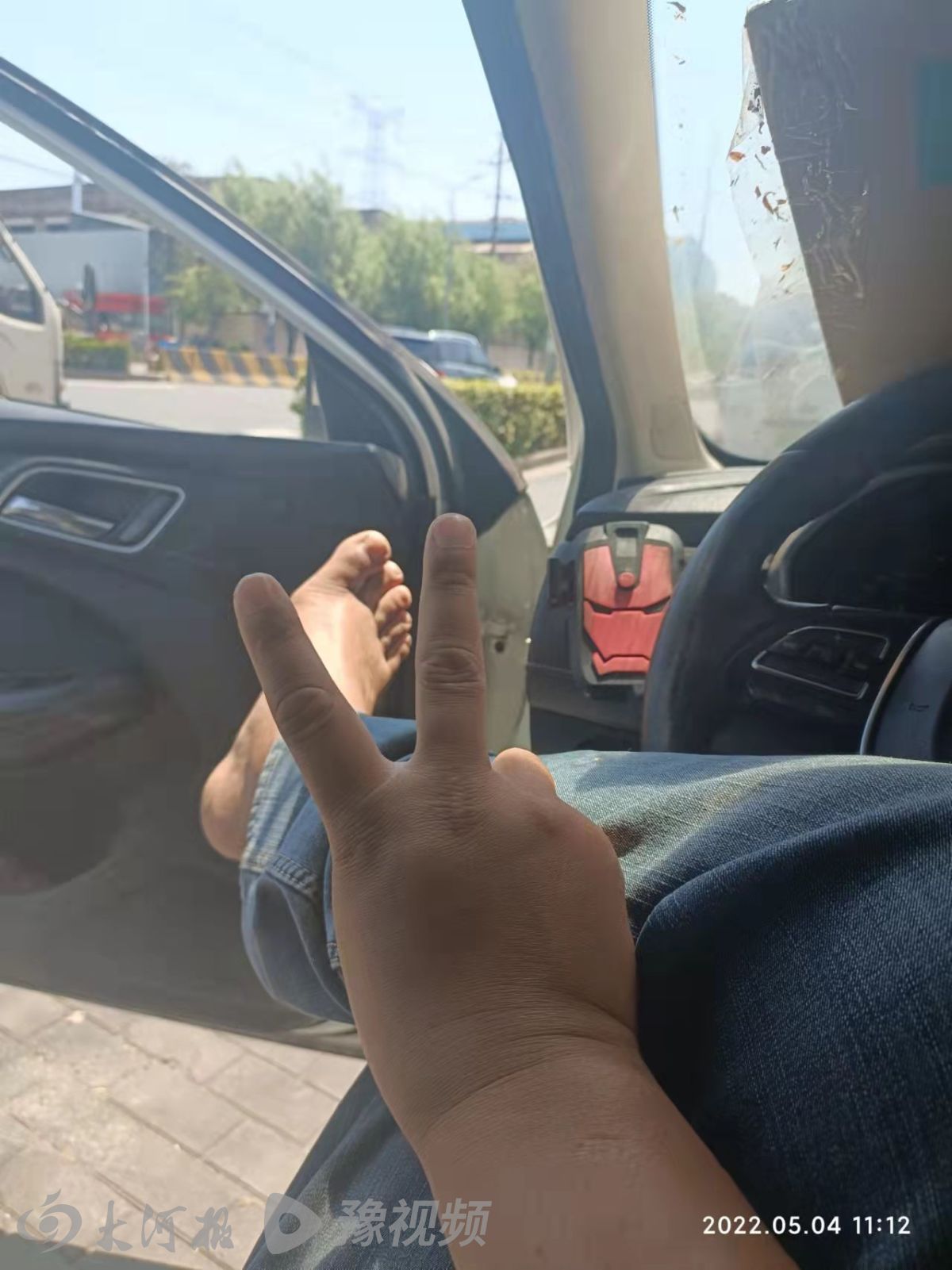 离开上海或选择留下：网约车小哥住车里一个月为还房贷留下，打工人交10年社保不舍得放弃现在工作