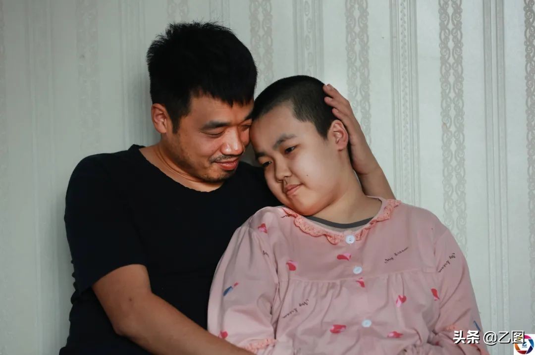 重病女儿迎来好转,却因没钱面临放弃,单亲爸爸急得扇自己耳光