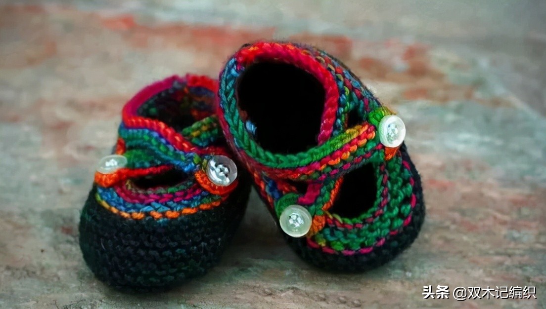 松鼠绒毛线婴儿鞋编织视频,网红毛线编织婴儿鞋视频